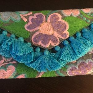 Beautiful like new- Artesanias Mexican flowers clutch